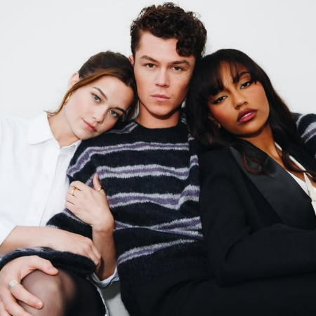 Sarah Catherine Hook doing a photoshoot with the cast memebrs of Cruel Intentions.